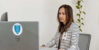 一位MSN的学生坐在她的电脑前